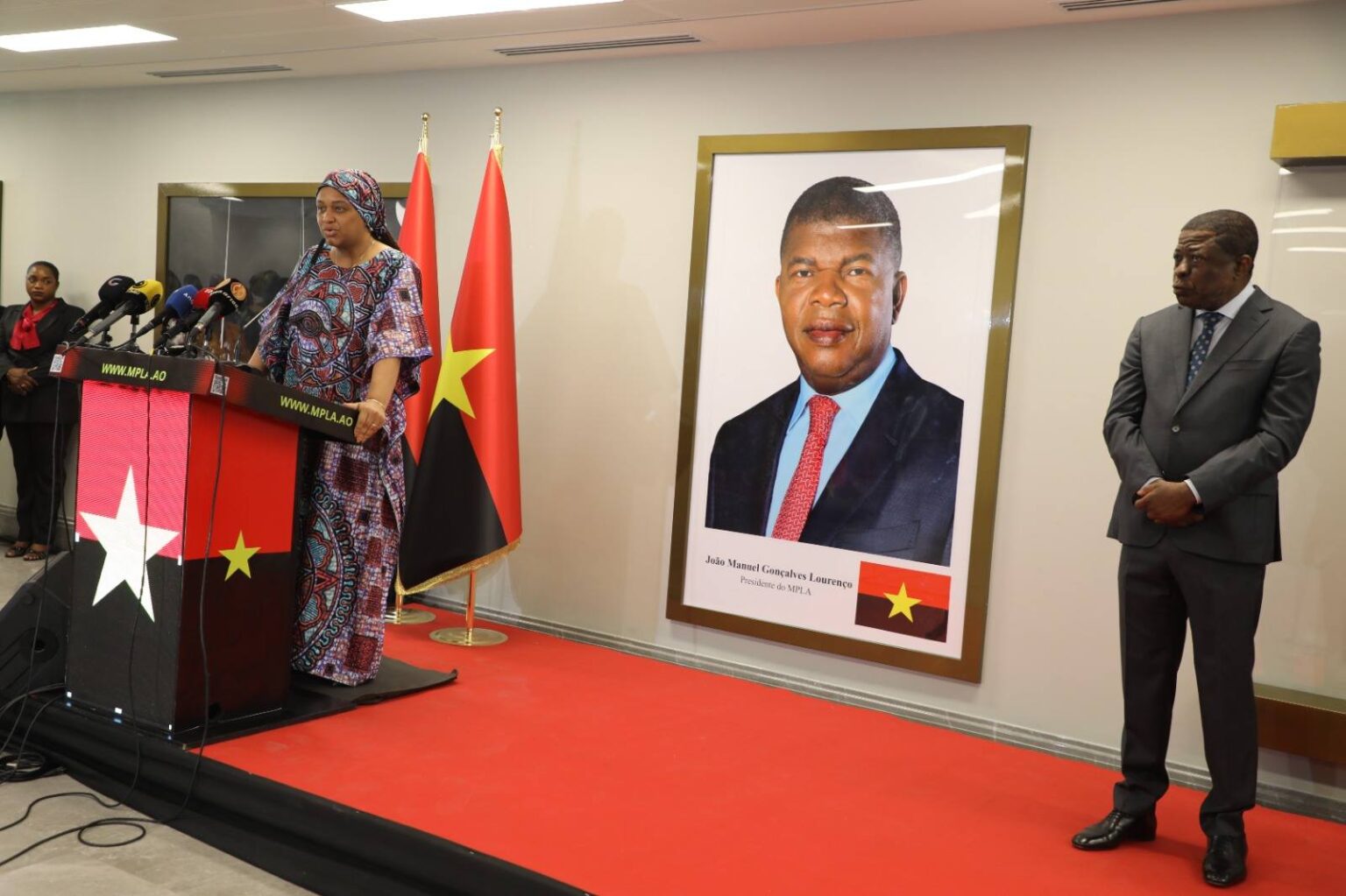 VICE-PRESIDENTE DO MPLA RECEBE CUMPRIMENTOS DE ANO NOVO - MPLA